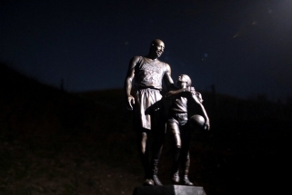 Besišypsantys ir žvelgiantys vienas į kitą: Bryanto ir jo dukters žūties vietoje iškilo skulptūra